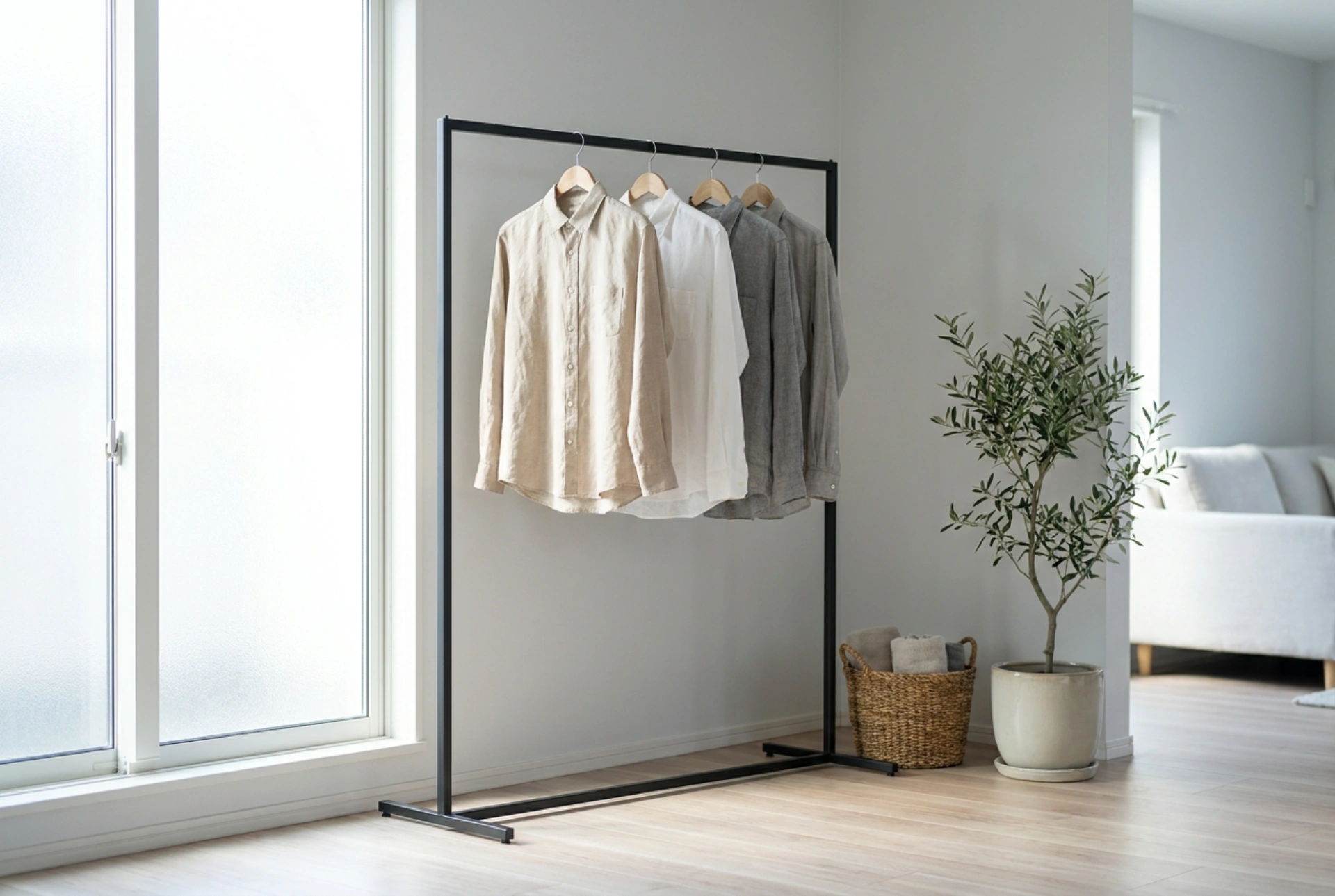 Como organizar uma arara de roupas preta sem sobrecarregar o espaço